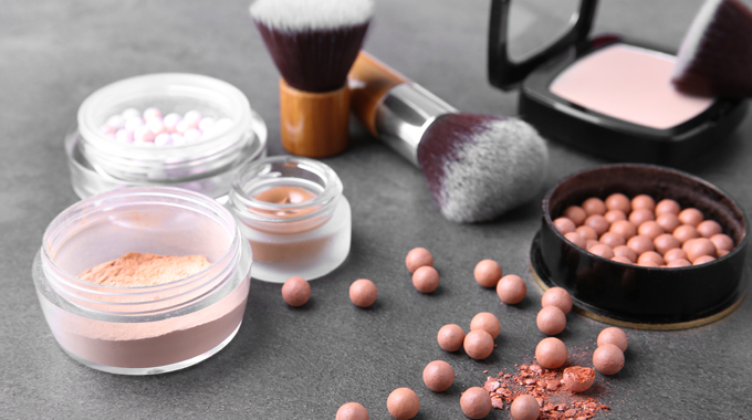 Kosmetyki rozświetlające do makijażu